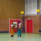 De Pieten krijgen een lesje korfbal